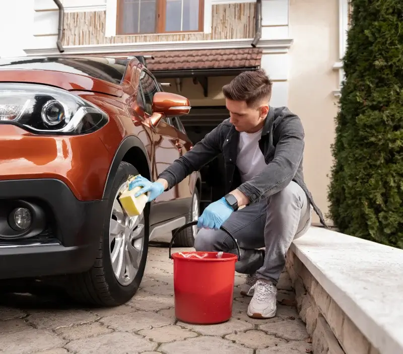 Lavage auto à domicile Clarafond-Arcine : professionnel intervenant sur un véhicule